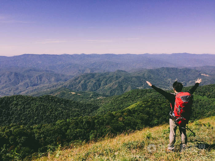 登山者登山者登峰造极享受空中观景双手举云旅行生活方式成功概念冒险活动户外度假