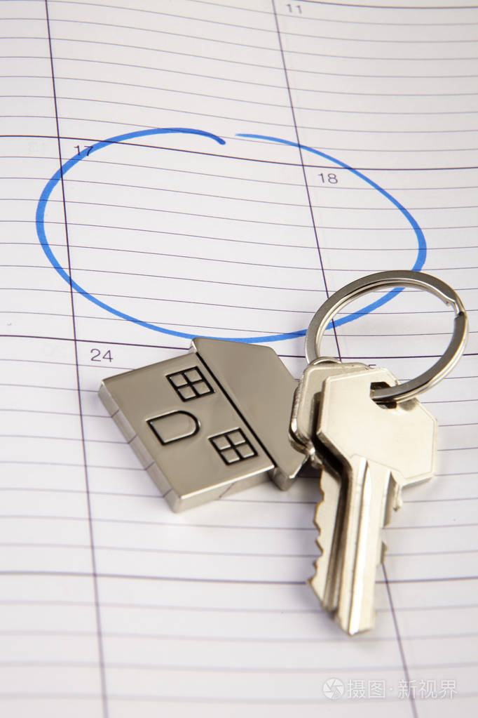 日历背景上的钥匙和房子