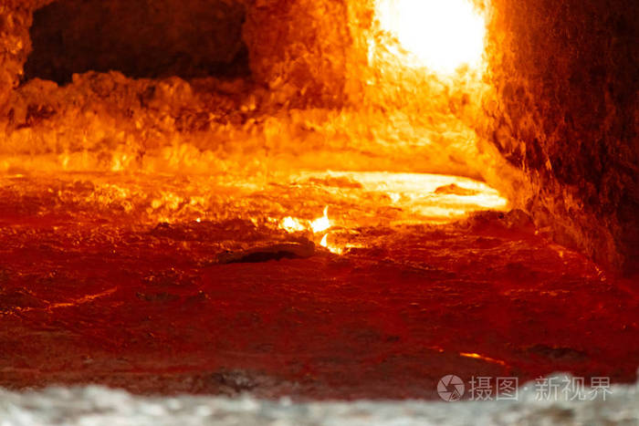 在有液态金属和氧化浮渣层的铸造厂里看铝熔炉照片-正版商用图片1s