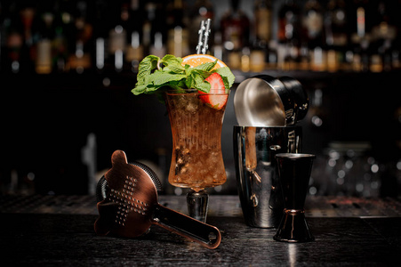 在柜台上的红色草莓图片