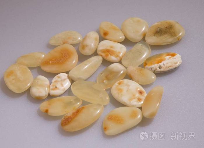 背景上的浅琥珀色,背景上的浅琥珀色,背景上的浅卵石琥珀色手工艺品