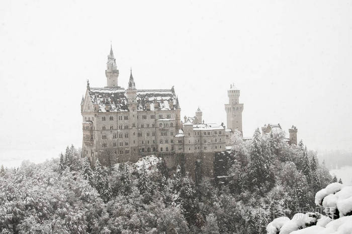 在冬天有一层雪的尼斯温斯坦城堡