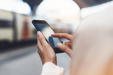 短信智能手机发短信模拟在线wifi互联网概念hipster在后台火车站照片