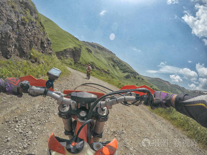 山泥自行车复古的旅途在高高加索山