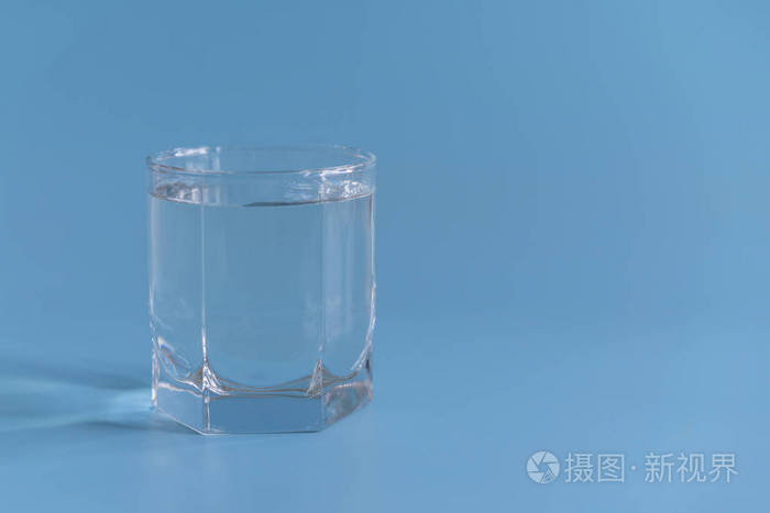 照片 蓝色背景上有清水的玻璃.复制空间.jpg