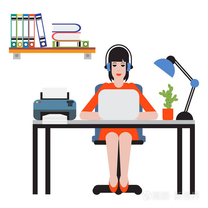 女人坐在桌子上，用笔记本电脑工作。工作空间。