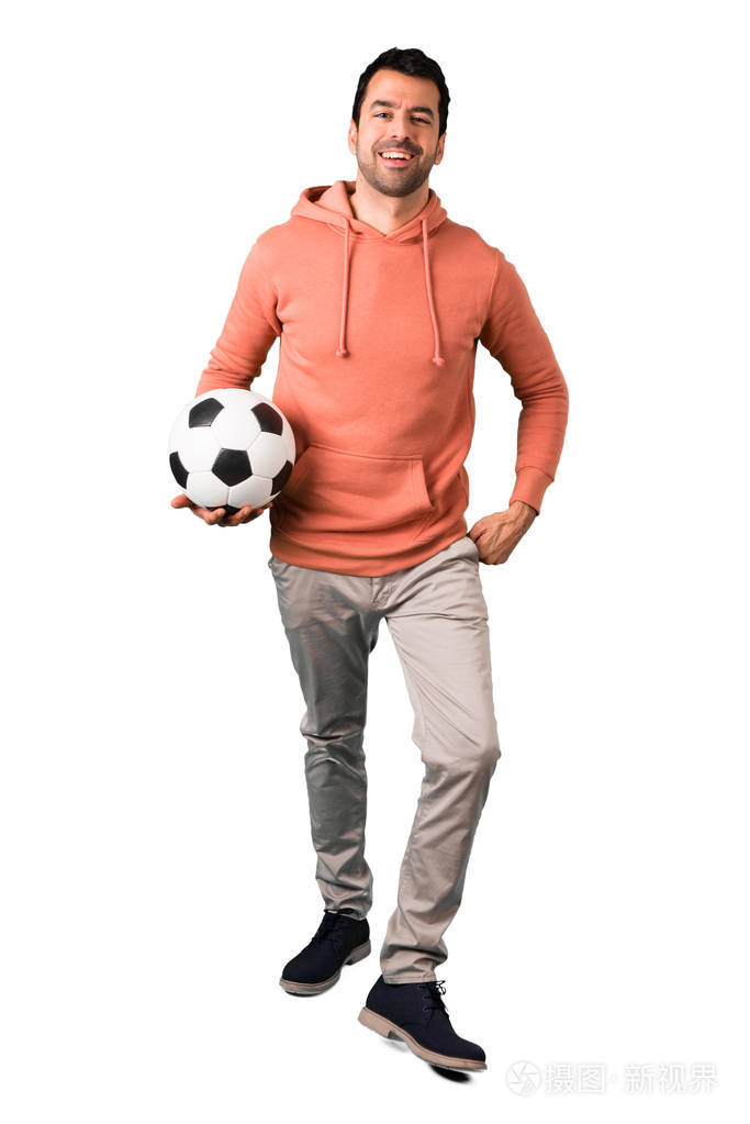 穿着带足球的粉红色运动衫的男人全身