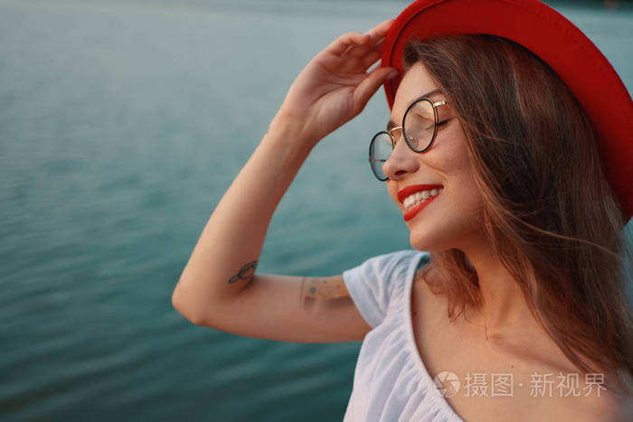 肖像闪亮的正面女孩, 不可抗拒的笑容和封闭