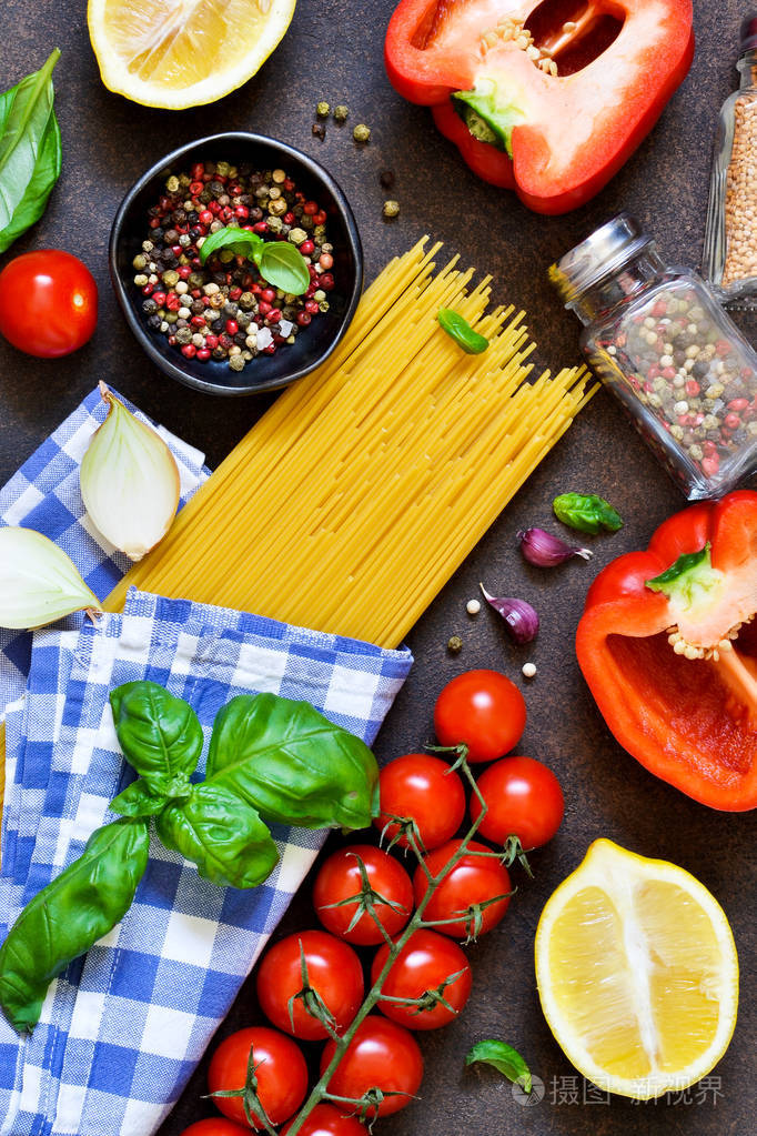 意大利食物背景烹饪意大利面的原料意大利面条番茄罗勒和胡椒在黑暗的