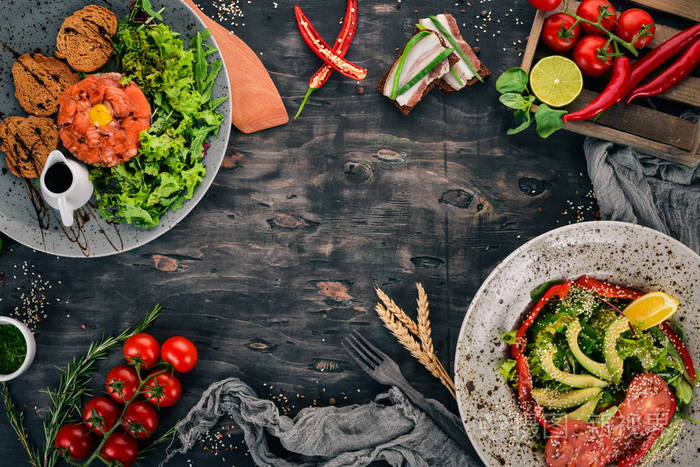 一套美味的菜肴和佳肴. 在木制的背景上. 上面的风景. 复制空间.