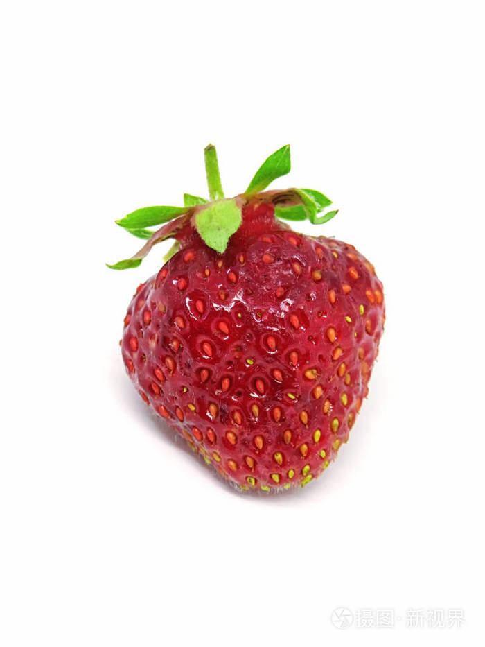 白色上分离的红色新鲜草莓
