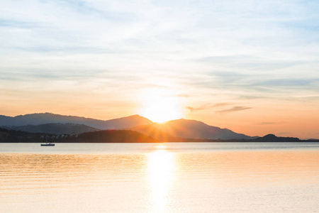 美丽的日出和日落,蓝云笼罩地平线,蛤蜊,蓝色的海洋和山脉背景在早晚.