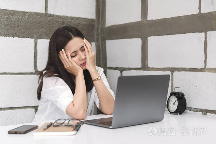 无聊困倦的女商人闭着眼睛坐在工作场所,过度劳累.