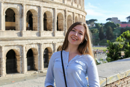 意大利罗马的一个年轻女性游客站在竞技场附近照片