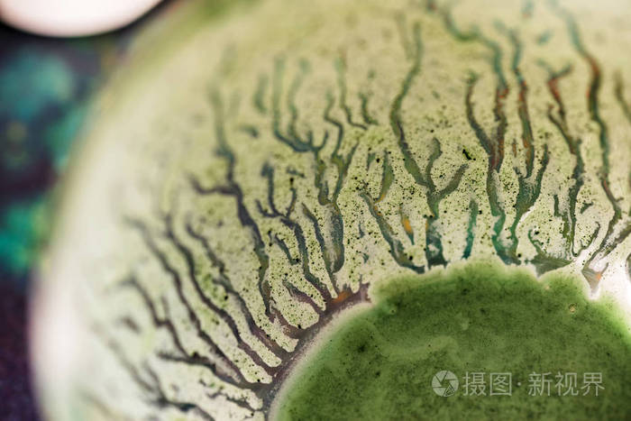 头顶特写视图空玻璃新鲜 kefir probiotik 饮料混合绿色螺旋藻粉在厨房桌上