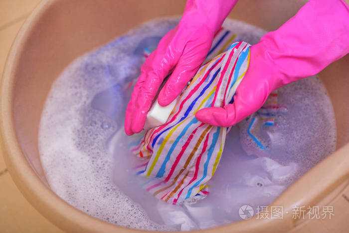 用肥皂洗衣服