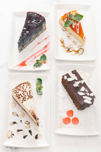 白色盘子上不同类型的蛋糕图片
