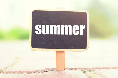 度假村背景黑板上的夏季手写体图片