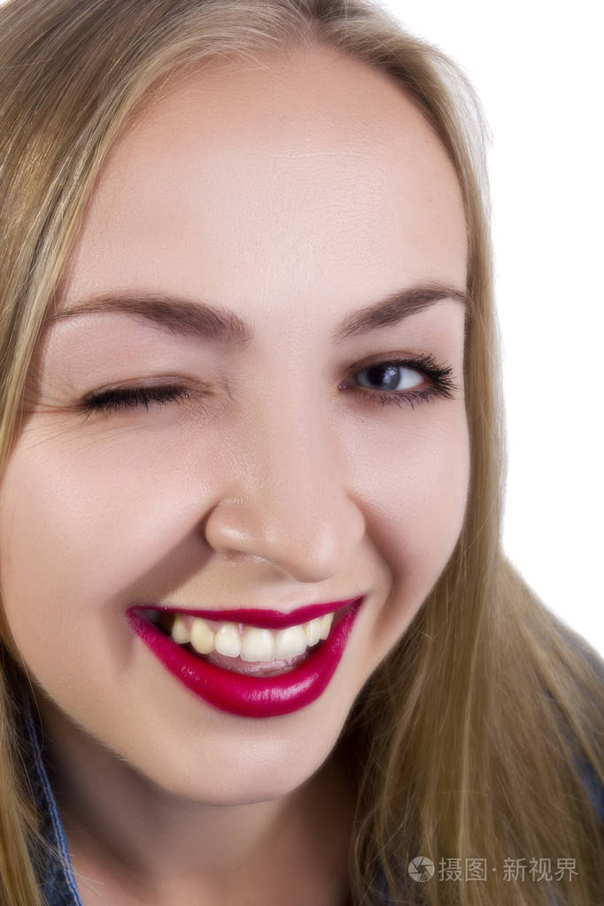 一个年轻女人的灰色眼睛在白色的背景下眨眼照片-正版商用图片1scg8u