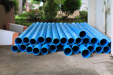 堆放在建筑工地的pvc塑料管.照片