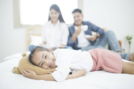 有孩子在生活,幸福的家庭,母亲,父亲,孩子,女儿,女儿在家,幸福的爱的