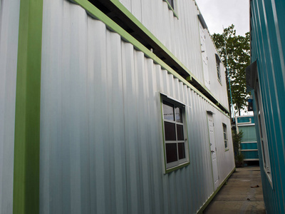 舱位集装箱舱位重叠在另一个集装箱上照片