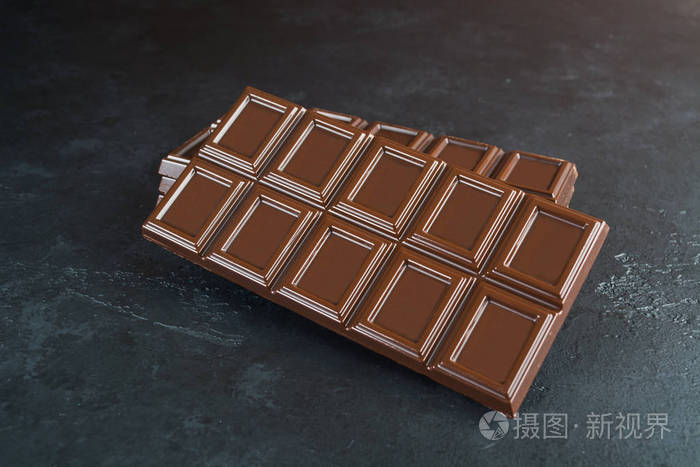 一块黑色背景的巧克力带有复制空间