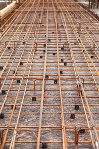 在墙基部安装金属结构的新建筑物照片