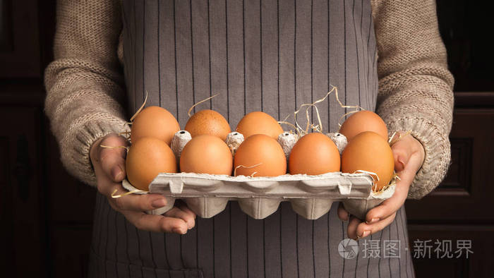 女子手捧鸡蛋