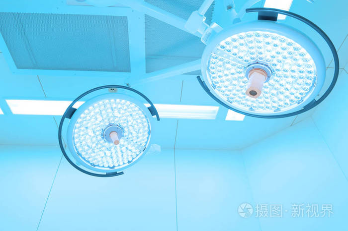 手术室两盏手术灯配有艺术照明和蓝色过滤器