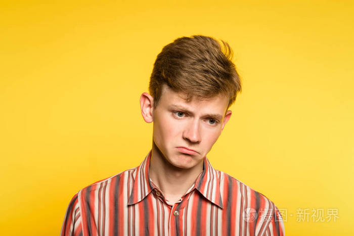 伤心不安的沉思失望垂头丧气的人