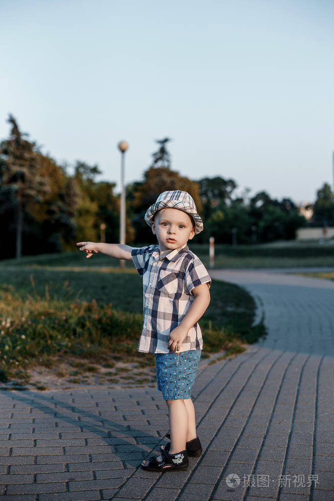 戴帽子的婴儿. 公园里的好孩子. 快乐的宝贝. 孩子.