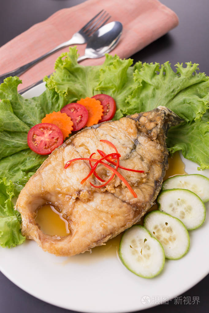 炸鱼加鱼汁配白盘子