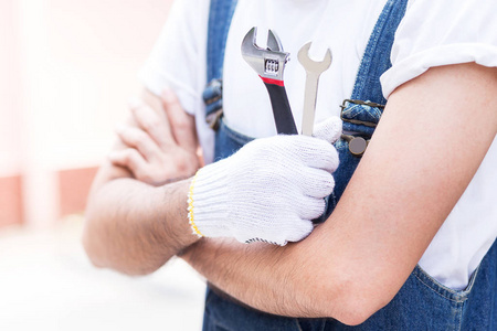 工业保养工程师手持设备在工业区工厂维修或保养设备照片