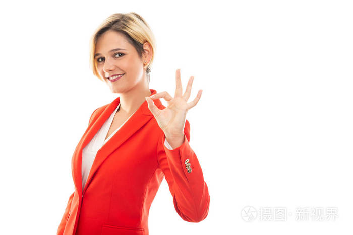 年轻漂亮的商务女性在黑色背景上显示ok手势,带有复制广告区域