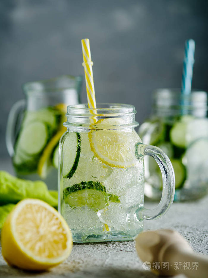 新鲜的夏季饮料. 健康排毒泡沫柠檬水与柠檬和黄瓜在梅森罐.