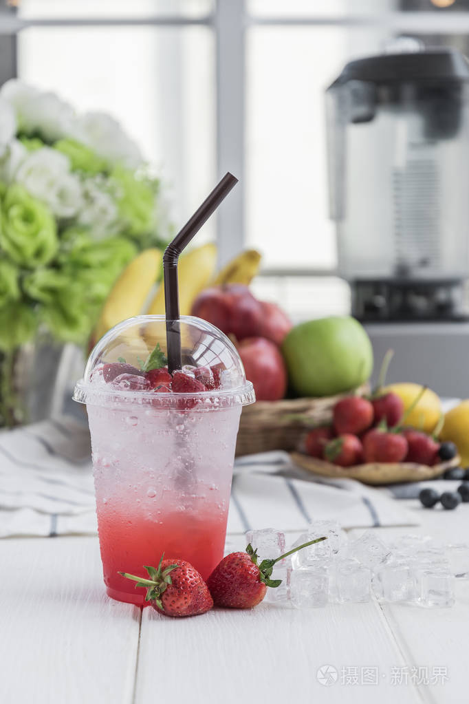 木制桌子上摆着意大利草莓汽水