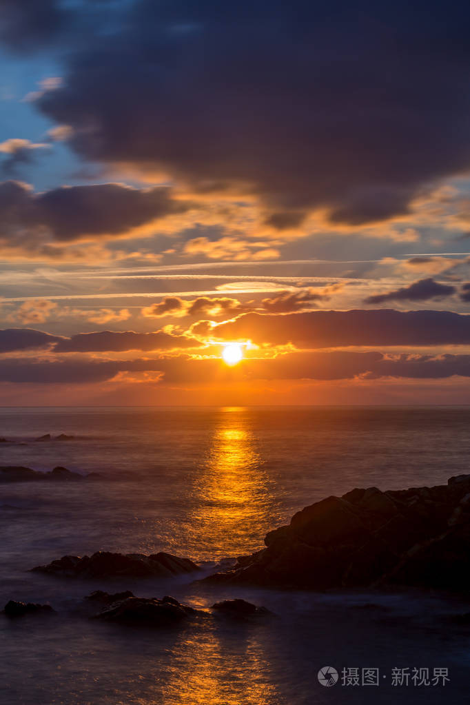 美丽的日出在科斯塔布拉瓦湾西班牙照片-正版商用图片1sd7o7-摄图新