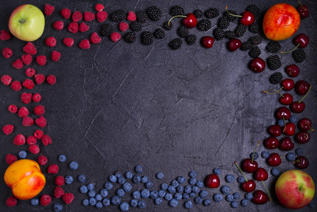 美味的成熟水果和浆果在黑色背景接近. 水果横幅.