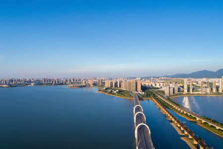 鸟瞰九江城市风景秀丽的山水城市照片