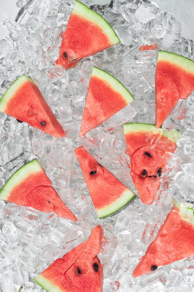 西瓜片放在冰块上
