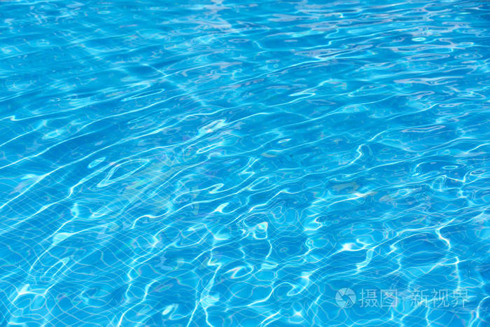游泳池里清澈清爽的水