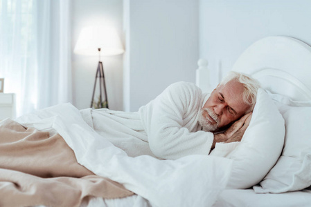 睡觉的老人图片