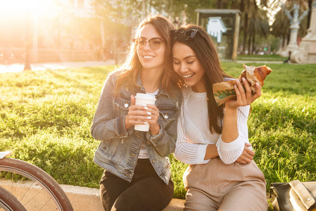 两个女孩与自行车图片