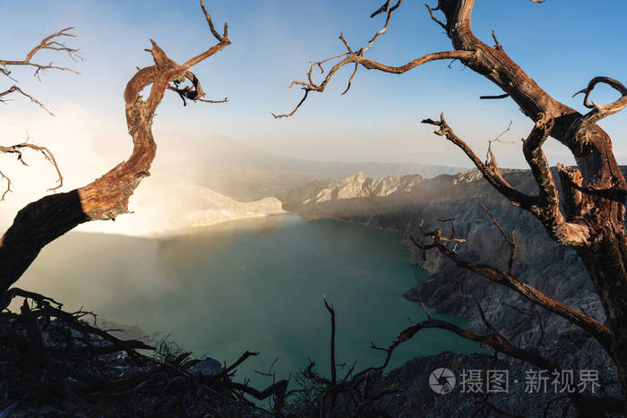 卡瓦伊根火山著名的旅游目的地和旅游景点上的枯树和烟雾