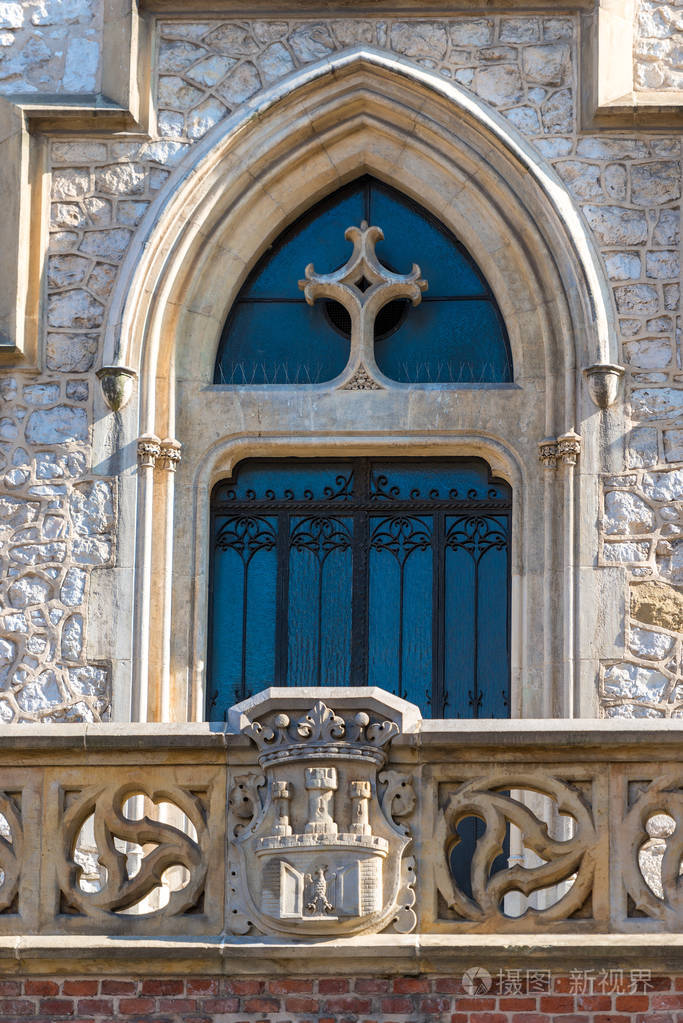 一个欧洲城市的老式漂亮的窗户关闭了