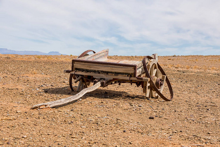 非洲南部沙漠的废弃农场车图片