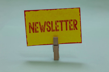 商业图片文字简报定期发送订阅会员新闻报道显示黄色粘卡传达信息观念
