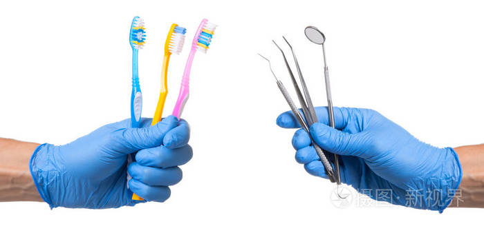 如何选择正确的牙刷或如何正确刷牙的概念。蓝手套医生持有牙科器械