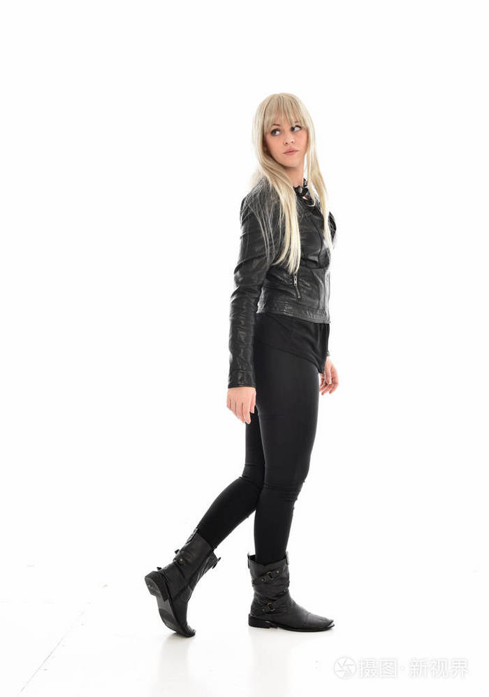 金发女孩穿黑色皮衣,站立姿势的全长肖像.孤立在白色工作室背景上.